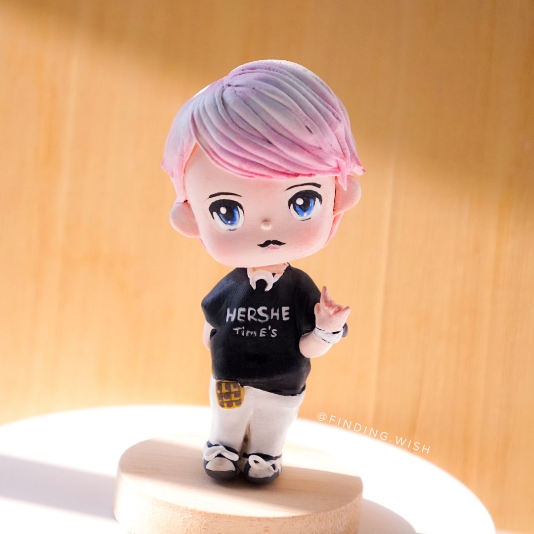 Finding_wishyou's tweet photo. Commission | อีกหนึ่งคอมมิช ทวนท้ายปี หล่อน่ารัก
รีเควสสไตล์จิบิ ☺️ ช่างจัดให้น้า 🫶🏻
.
#chibiclay #chibiart #chibifigure #polymerclay #ดินปั้น #หอพักนักปั้น #ตุ๊กตาดินปั้น #ของขวัญปีใหม่ #ของขวัญให้แฟน #ของขวัญ #clayart #แต่งห้อง https://t.co/SwbYp30883