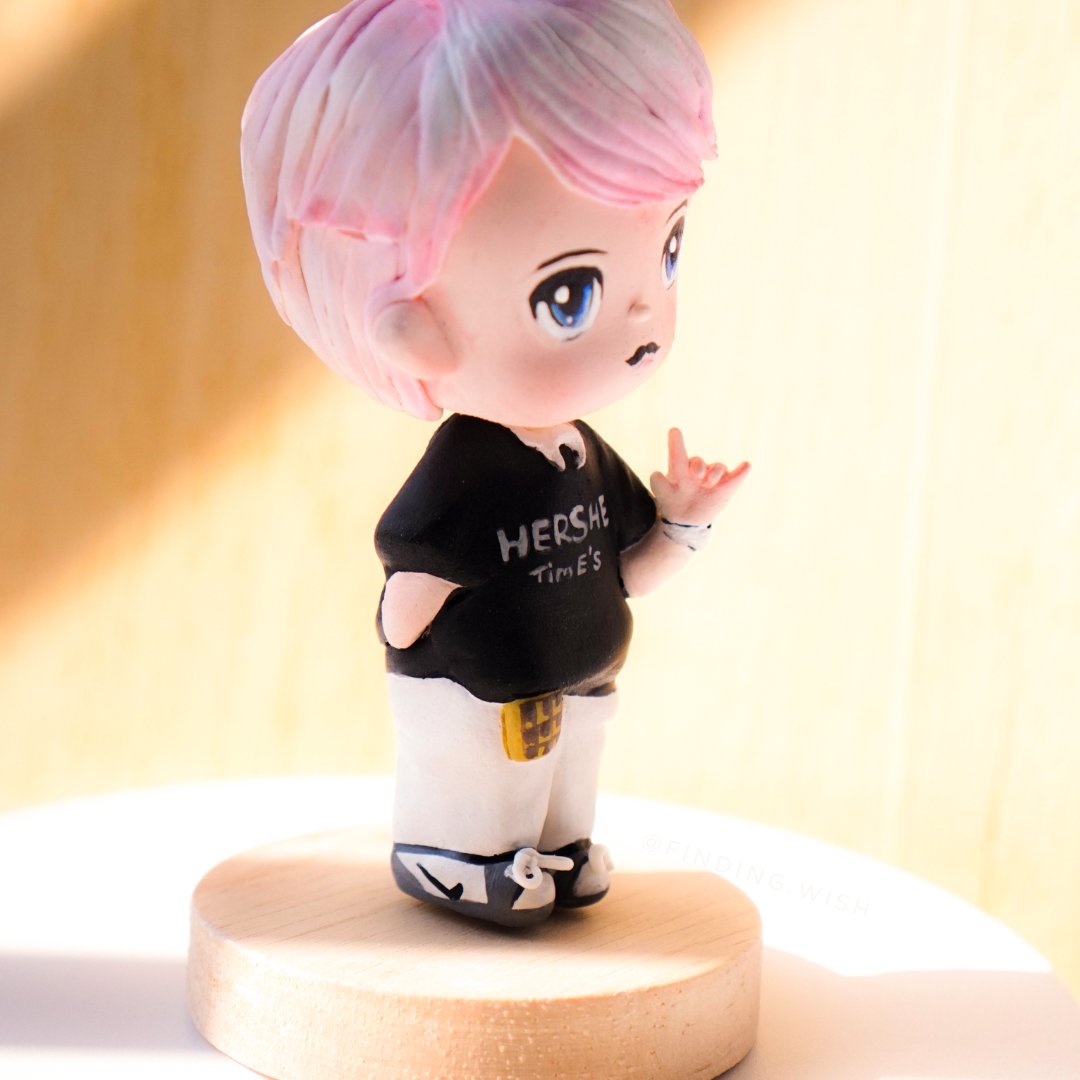 Finding_wishyou's tweet photo. Commission | อีกหนึ่งคอมมิช ทวนท้ายปี หล่อน่ารัก
รีเควสสไตล์จิบิ ☺️ ช่างจัดให้น้า 🫶🏻
.
#chibiclay #chibiart #chibifigure #polymerclay #ดินปั้น #หอพักนักปั้น #ตุ๊กตาดินปั้น #ของขวัญปีใหม่ #ของขวัญให้แฟน #ของขวัญ #clayart #แต่งห้อง https://t.co/SwbYp30883