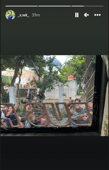 Buat kalian yang nonton langsung di GBK, tetap jaga ketertiban ya. Jangan melakukan tindakan kekerasan apapun, apalagi melakukan tindakan melawan hukum.