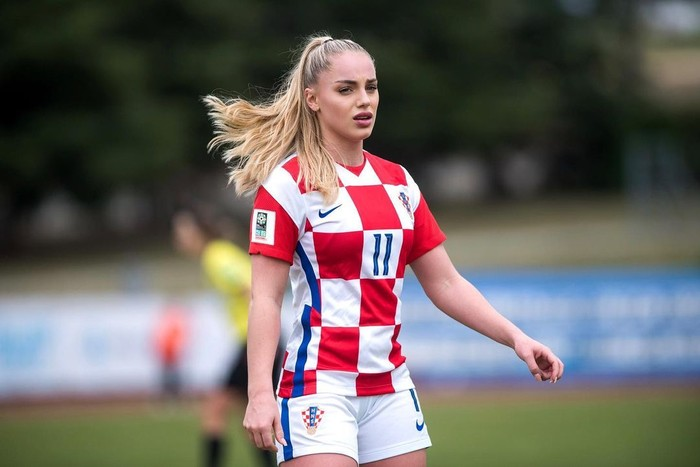 TheBallZoneX's tweet photo. Ana Maria Markovic 🇭🇷 (Croatian superstar) on Cristano Ronaldo:

You motivated a whole generation of exceptional footballers to kick a ball, thanks to your image today they are footballers.

There is only one goat, and that you will always be you.🐐 https://t.co/J7UjjOFXFo