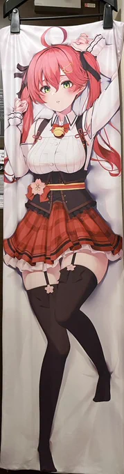 見本で持ってきたサンプル…デカ目のポップスタンド忘れたから掛けられないので、改めてこーんな感じ抱き枕カバー良き 