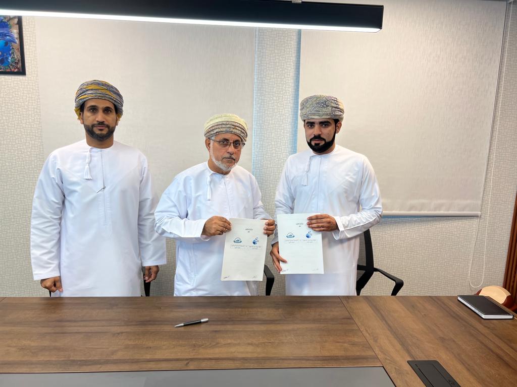Behar_Market's tweet photo. تحت شعار (معاً من أجل تمكين الصياد العماني في مهنة الصيد) وقعت منصة بِحار والجمعية العمانية للصيادين مذكرة تعاون تؤسس للتعاون بين الطرفين لخدمة الصياد العماني من اجل تطوير وتنظيم تسويق المنتجات السمكية في الأسواق المحلية والدولية.
@MAFWR_OM
@omanfishermena https://t.co/Q3zEEljxj5