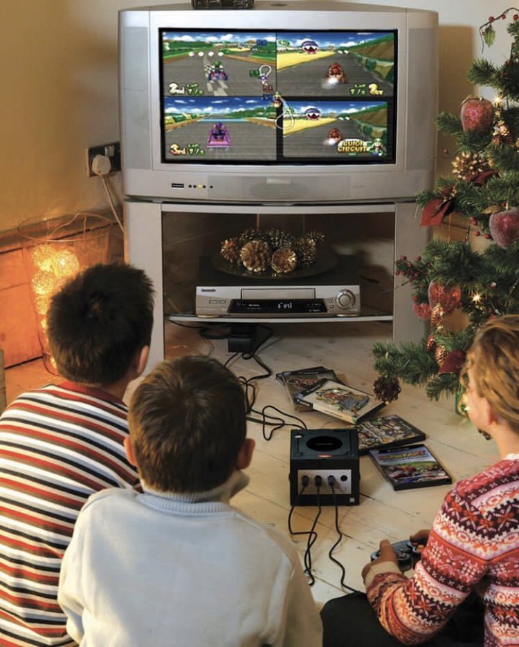 GameCubeEsp's tweet photo. Muchos niños de hoy, no saben la esencia de compartir codo con codo esas tardes jugando a la consola.
Intento siempre quedar con amigos para volver a sentir esa sensación! Y vosotros lo vivisteis? #gamecube https://t.co/xZITUsJao9