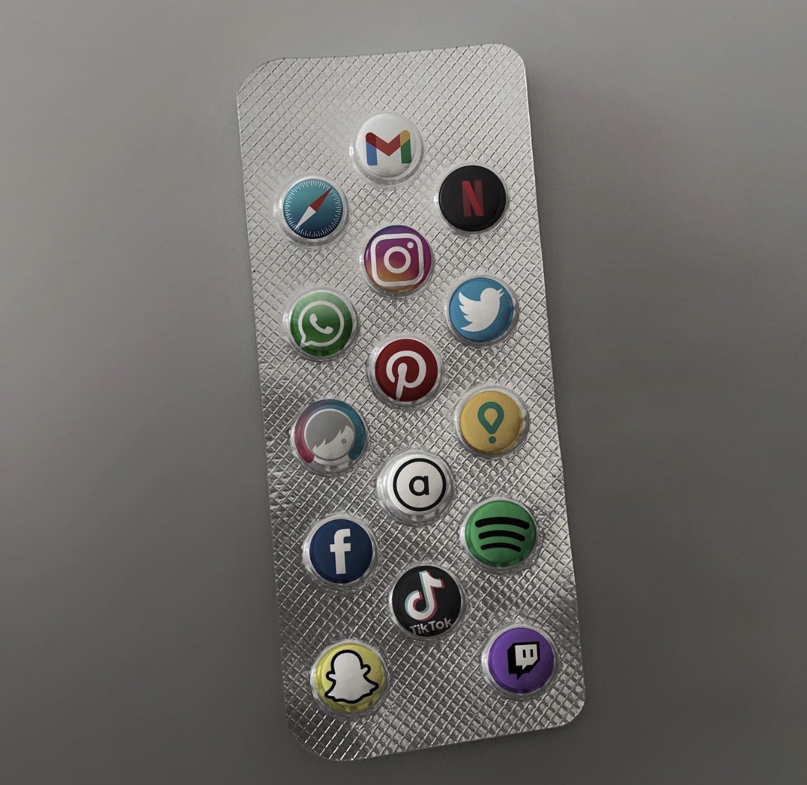 كان د. احمد توفيق رحمه الله يقول : "الوحدة امر خطير و من السهل ان يتحول لإدمان، عندما تدرك كم من السلام موجود هناك.
حينها لن ترغب بالتعامل مع الناس مجددا"

ولو عاش رحمه الله ليومنا لوجد اهل الوحدة يتعاملون مع الناس بطرق ىأخرى  و بإدمان آخر 😄