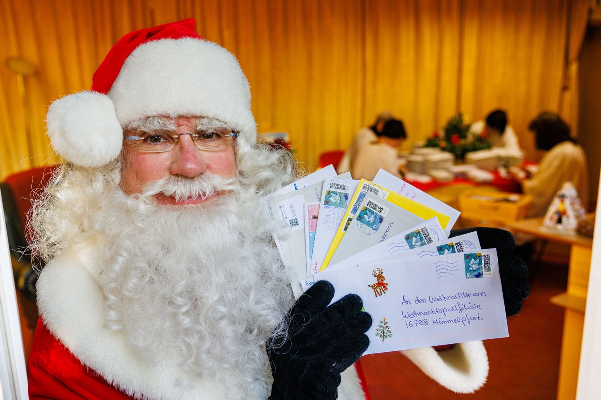 Das Christkind, der Weihnachtsmann und der Nikolaus haben 633.900 Kinderbriefe in den Weihnachtspostfilialen der Deutschen Post beantwortet. 
dpdhl.com/de/presse/pres…