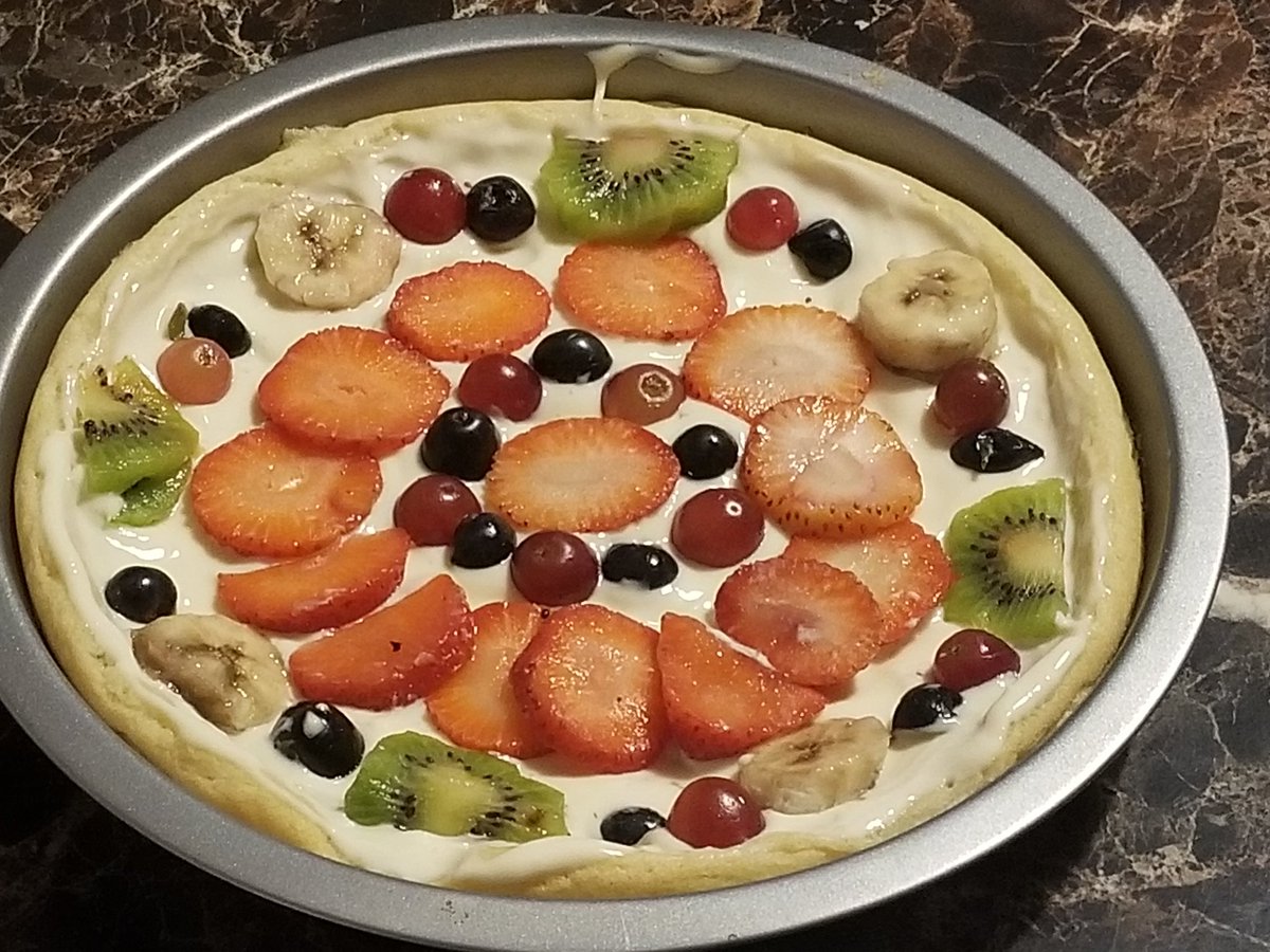 somustakeem's tweet photo. #Mustakeemcooks #holidaytreats #fruitpizza #Soulfood #veggieplate #nomeat #holiday #academicfood #AcademicTwitter #croissant https://t.co/PQQwF0mIqF