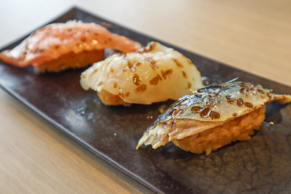 nicoplus2020's tweet photo. 📍九州寿司 寿司虎
直火焼きでネタ炙った「炙り寿司は、炙ることで魚の脂身から旨みを引き出していて、生で食べるよりも魚の味が感じられる！ 九州ならではの甘めのシャリがよく合っていて美味しい😍！
#二子玉川 #寿司 #ランチ https://t.co/go71uj8QxW