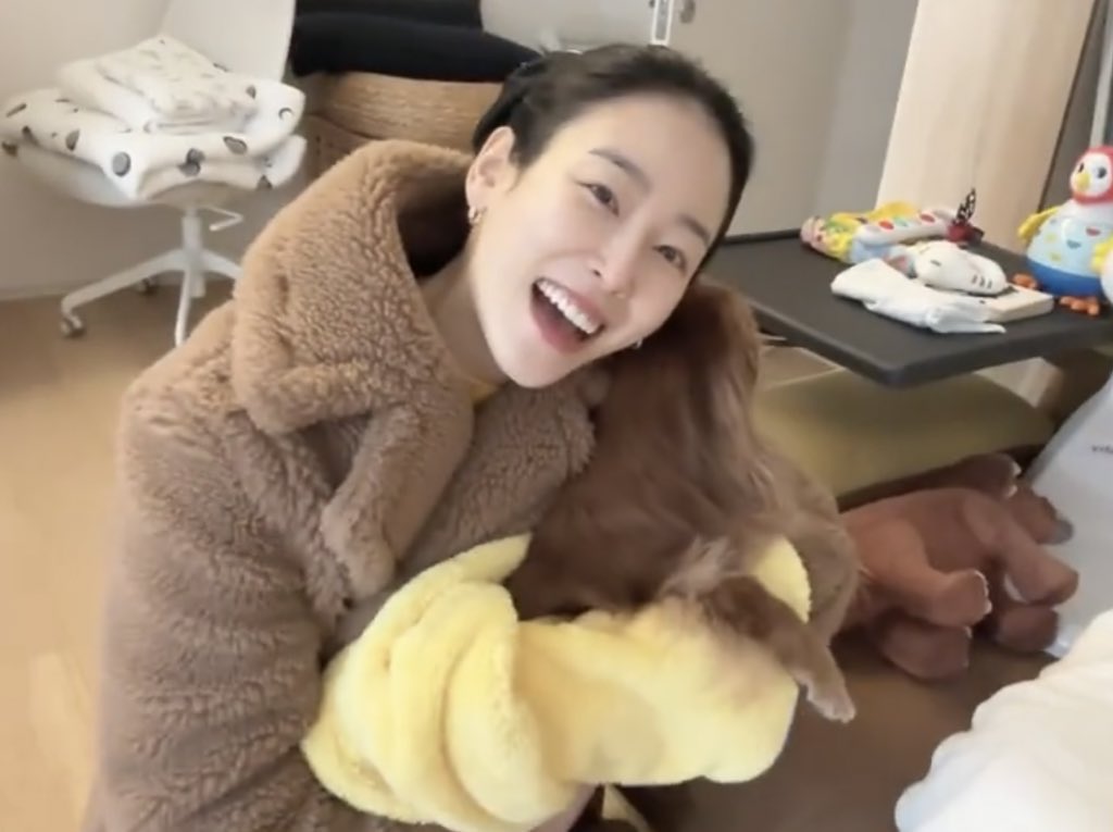 hmyiulnkjin's tweet photo. 언니왜맨날같은티만입어요?
  ㄴ큐티프리티?
      ㄴ아니요 진짜 옷이요 https://t.co/LISGagj0kY