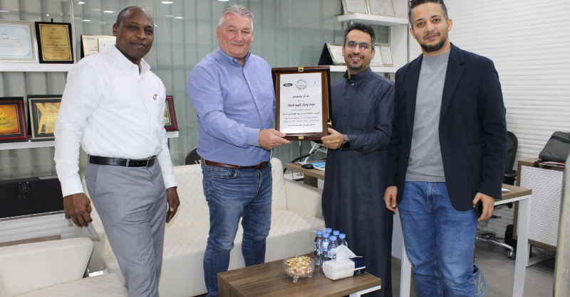 binnaharparts's tweet photo. استقبل م. منصور بن نهار مدير عام قطع غيار السيارات الأمريكية ( فورد )  في مكتبة، ممثلين لشركة فورد ( توكيلات الجزيرة ) لتبادل الأفكار لتطوير مبيعات فورد في السعودية لعام 2023.

 وأثناء الزيارة تم ا��تكريم نظرًا للشراكة المتميزة والمهمة التي تجمع الطرفين. https://t.co/fxjq45m6KO