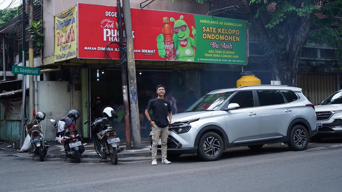 otodriver's tweet photo. Tujuan Kuliner damaraff selanjutnya adalah Sate Kelopo Ondomohen Bu Asih. Setelah menempuh jarak 887,9 km dari jakarta dengan konsumsi bahan bakar rata-rata 15,6 km/l.
#otodriver #HolidayinStyle #Antangin #BaiknyaAntangin https://t.co/fwaJaPg1kc