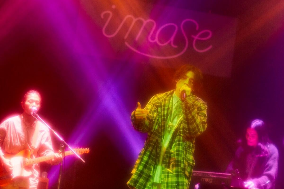 OngakuPia's tweet photo. 【ライブレポート】素晴らしいバンドメンバーとともに！imaseが初のオンラインライブ「POP ROOM」を開催
https://t.co/5EMfxDt0AP

アーカイブチケットは12月31日23時まで発売中！
#imase #POPROOM https://t.co/oOghxQE6Zv