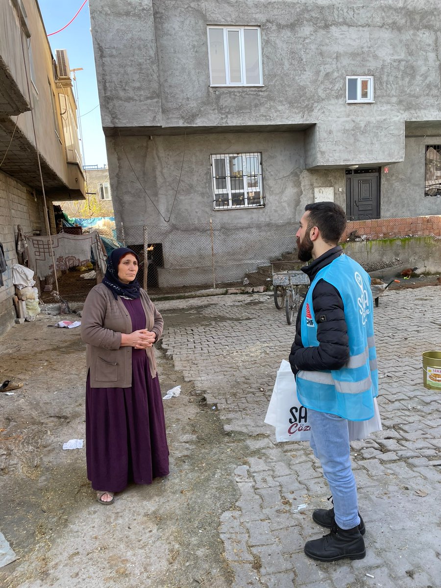 SahaCozum's tweet photo. CHP Saha Çözüm Batman Çalışmalarına devam ediyor.
Batman Merkez ilçemizde hane ve esnaf ziyaretleriyle halkımızın sorunlarını dinleyen ekiplerimiz, Cumhuriyet Halk Partisi iktidarında sorunların nasıl çözüleceğini halkımıza anlatıyorlar. https://t.co/I9XrkUcZeY