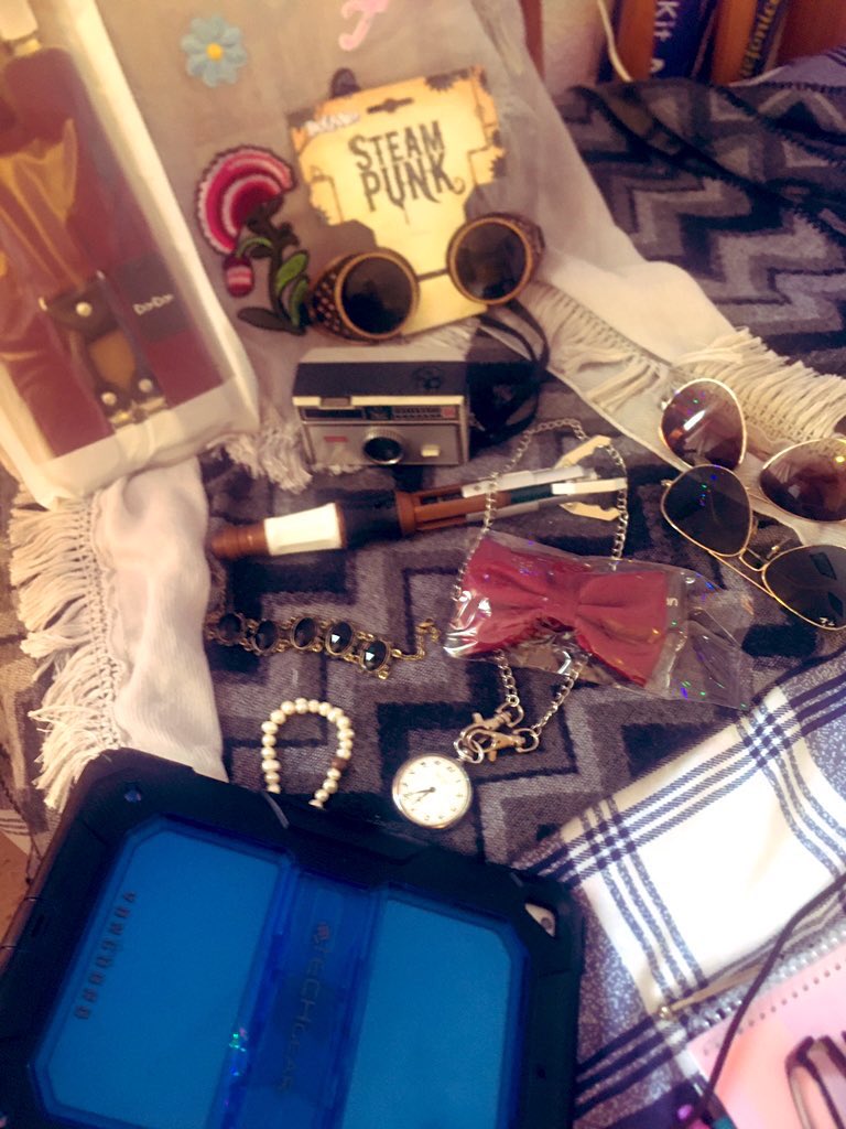 SeleneLuna3006's tweet photo. Ya lo tengo todo!!! Para el cosplay!!! Soon!!!ππ #classicdoctorwho #doctorwhoclassic #tardis #doctorwhoreplica #whovian #whovians #doctorwhofandom #doctorwhofans #doctorwho https://t.co/z0WEOcZMXL