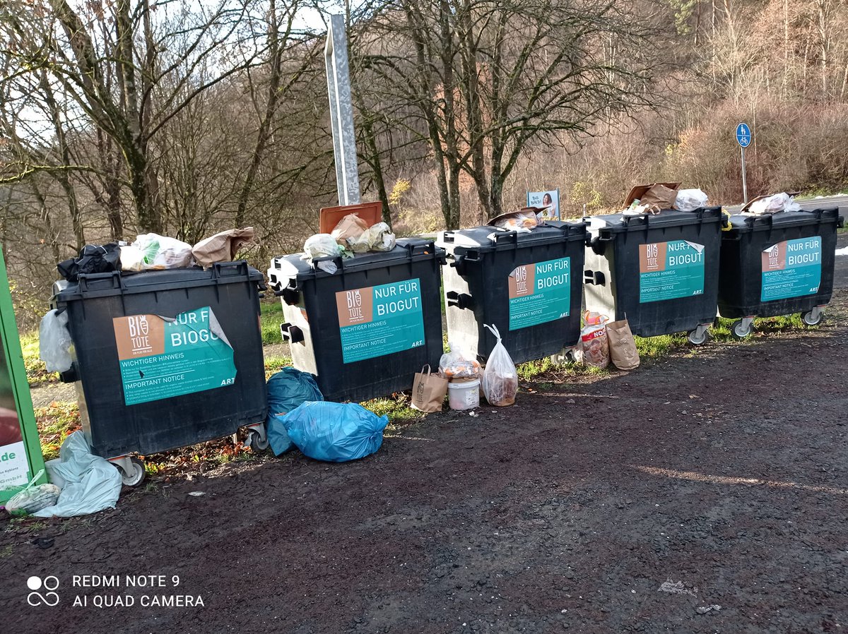 Biotonnetrier's tweet photo. Bild des Monats - die #Wertstoffinsel des #ARTTrier und warum sich #Biomüll nicht für ein #Bringsystem eignet - #biotüte #bioabfall #rechtsverstoß #krwg #greenwashing #modelltrierplus @UmweltRLP @katrineder @SGDNord_rlp @BMUV @Umweltbundesamt @Umwelthilfe @bde_presse @peterkurth https://t.co/qzi10vZdaU