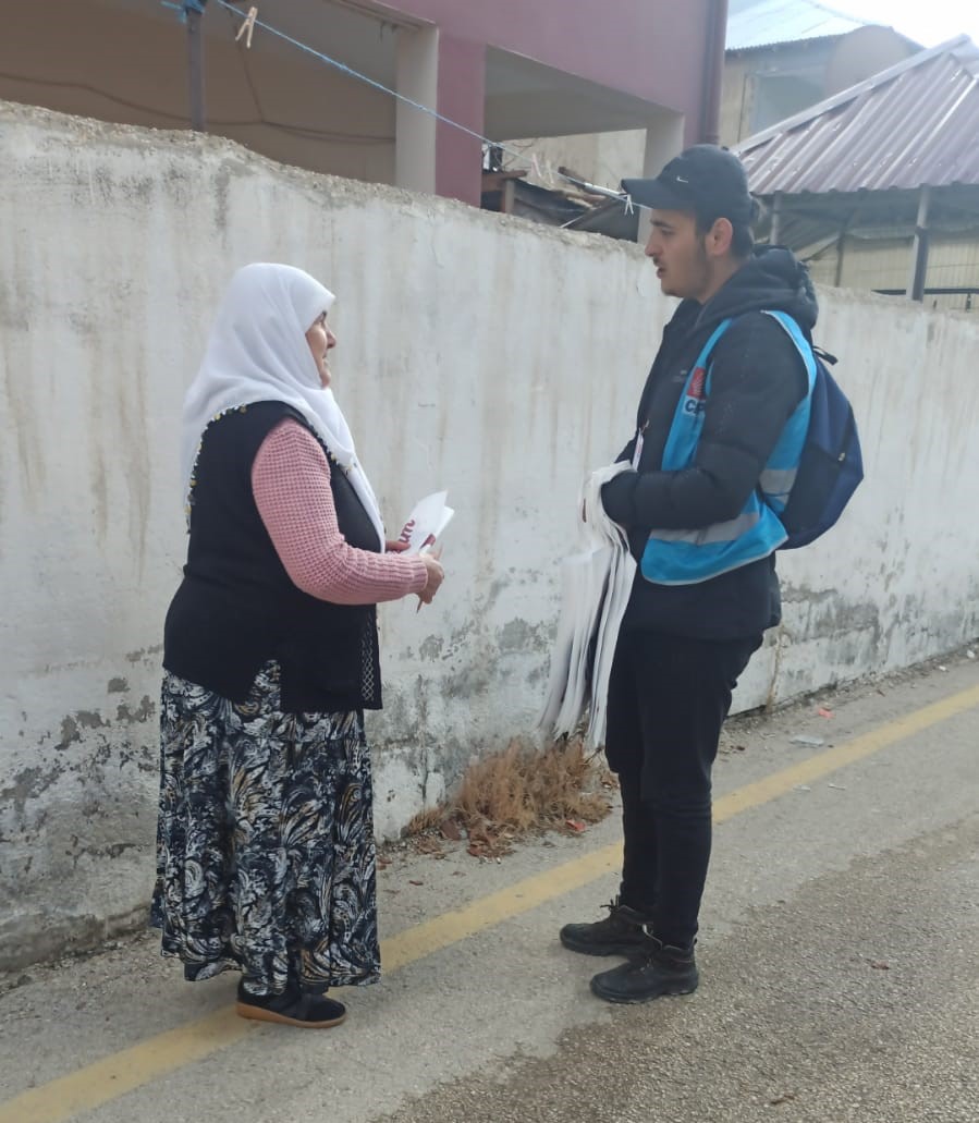 SahaCozum's tweet photo. CHP Saha Çözüm Van hane ve esnaf ziyaretlerine devam ediyorlar.
İpekyolu ilçemizde halkımızın ve esnafımızın sorunlarını dinleyen ekiplerimiz, çözüm önerilerimizi halka Vanlı hemşerilerimize anlatıyorlar. https://t.co/RCeIi02b7v