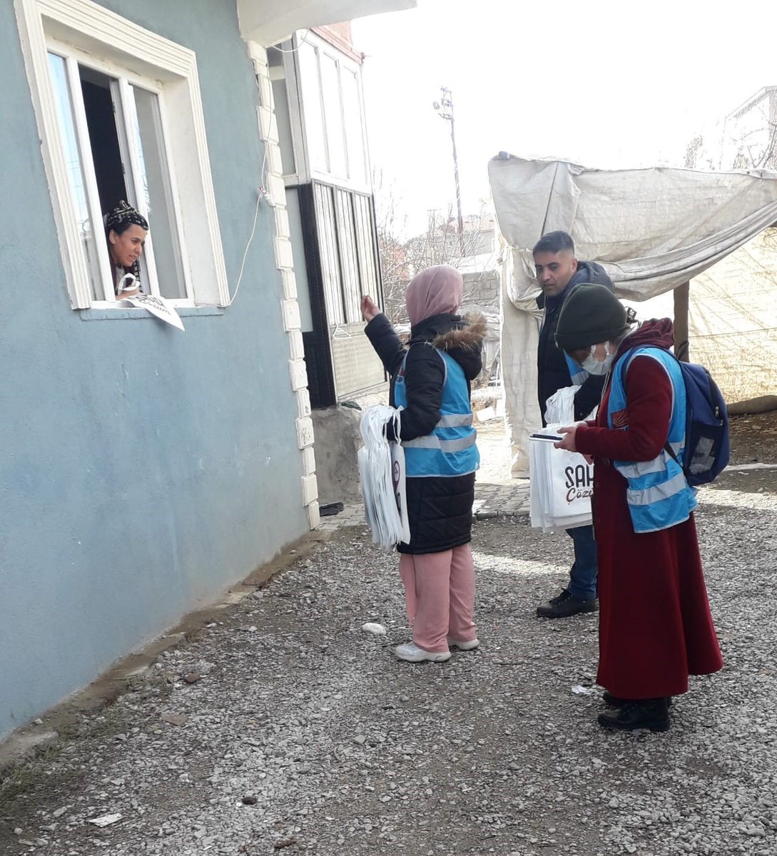 SahaCozum's tweet photo. CHP Saha Çözüm Van hane ve esnaf ziyaretlerine devam ediyorlar.
İpekyolu ilçemizde halkımızın ve esnafımızın sorunlarını dinleyen ekiplerimiz, çözüm önerilerimizi halka Vanlı hemşerilerimize anlatıyorlar. https://t.co/RCeIi02b7v