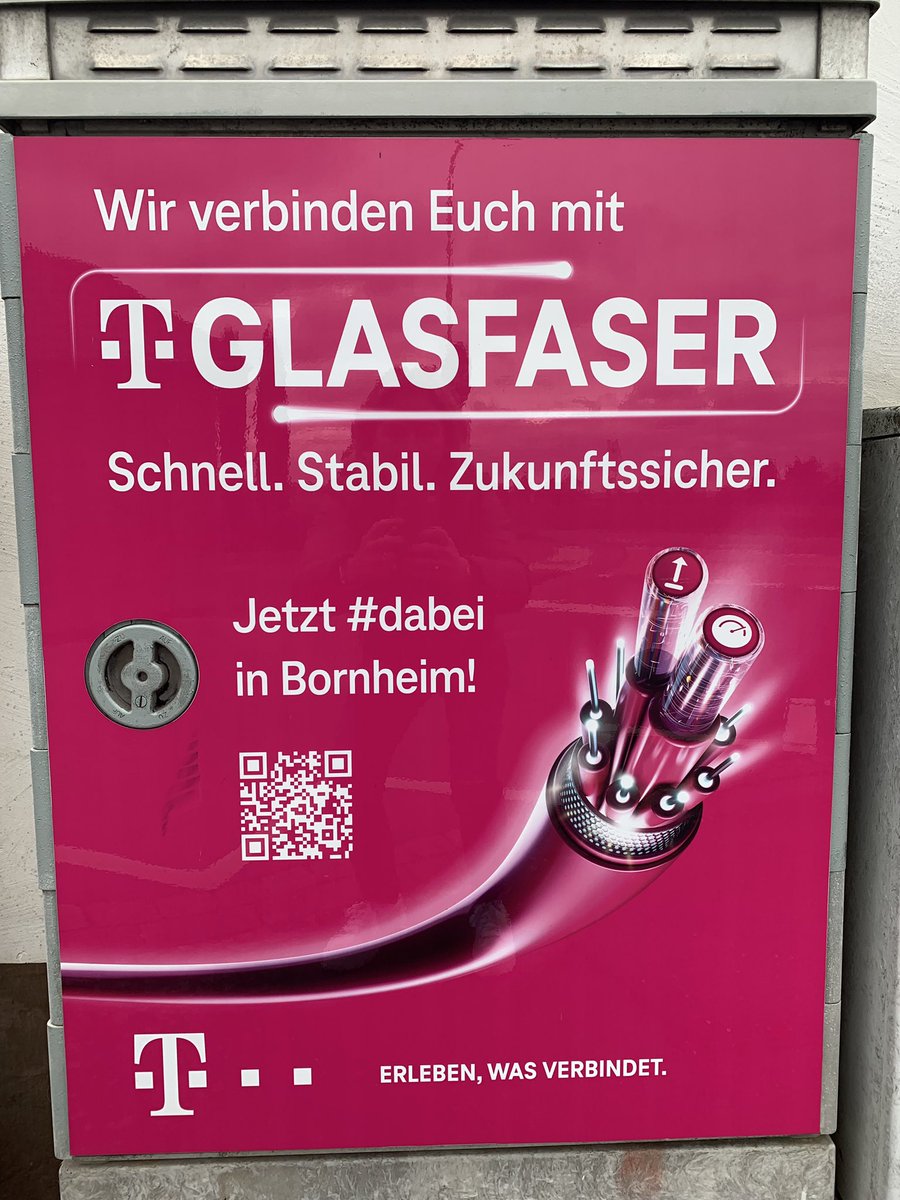 Die letzten #Glasfaser-Meter des Jahres: Achim und Klaus sind auch zwischen den Jahren im Einsatz. 👷🏻‍♂️ Das Ziel ist geschafft, 2 Mio. neuen Haushalten &amp; Unternehmen Glasfaser anzubieten. Und im Januar geht’s direkt weiter. Das Ziel für 2023: bis zu 3 Mio. neue Anschlüsse. 💪