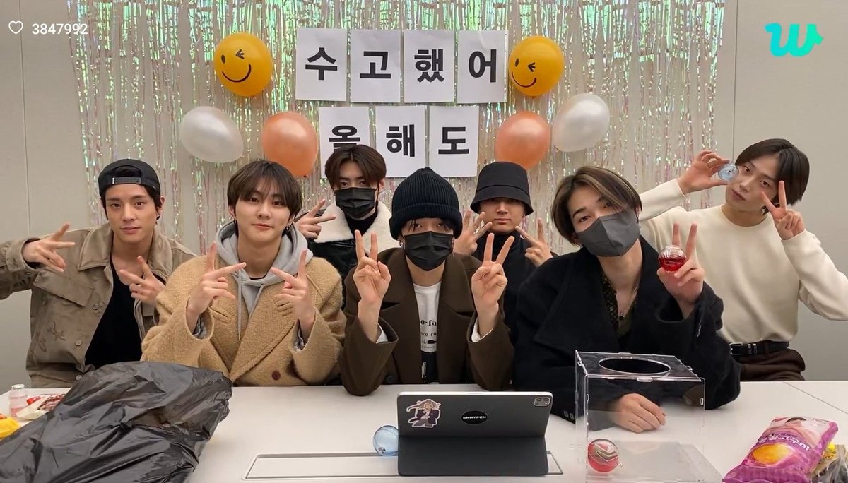 jayseongcorn's tweet photo. Have a happy holidays, our ENHYPEN! 🧡 https://t.co/k6SbEO2lUj