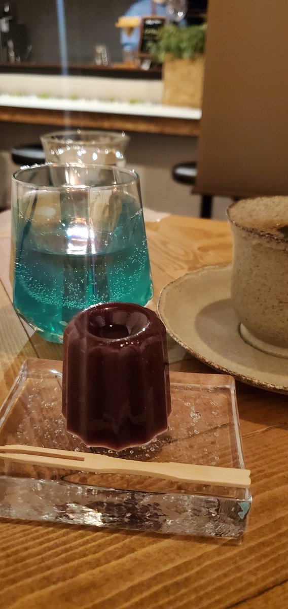 buruma1212's tweet photo. カヌレ羊羹なる物を食す
#beees https://t.co/aFIPo36zzO