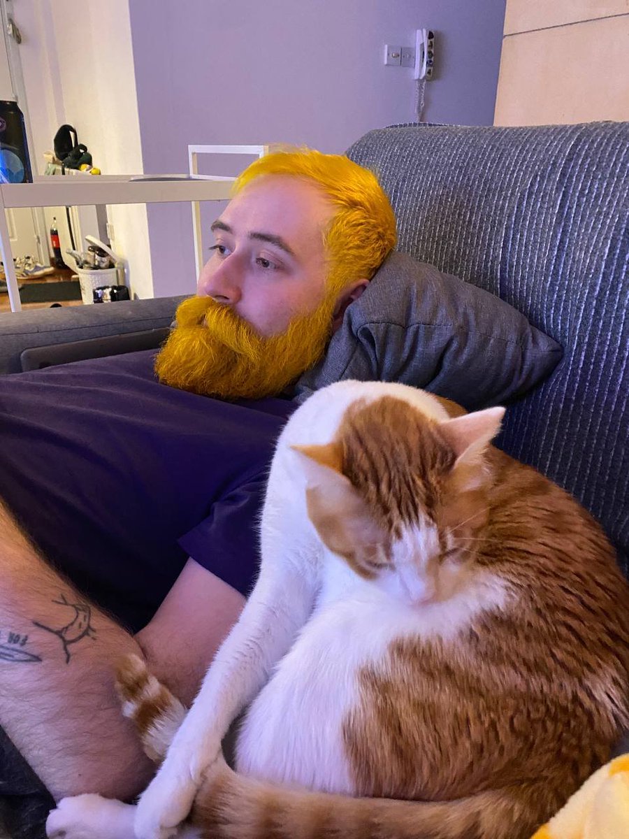 erolatex's tweet image. Я в начале 2022 года дома / Я в конце 2022 года на работе