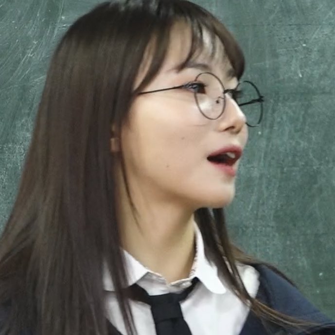 syeunism's tweet photo. youngeun glasses 🫶🏻 https://t.co/9ShUjG6Xol