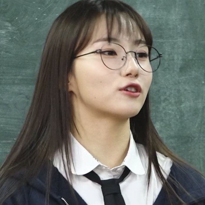 syeunism's tweet photo. youngeun glasses 🫶🏻 https://t.co/9ShUjG6Xol