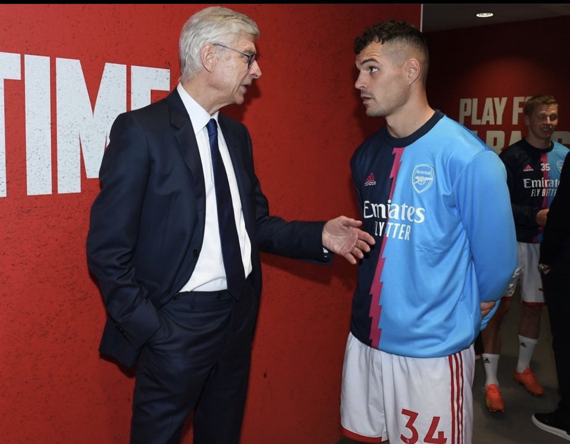 Just look at Xhaka's attentiveness while listening to THE BOSS 👨‍✈️
#afc 
#ARSWHU