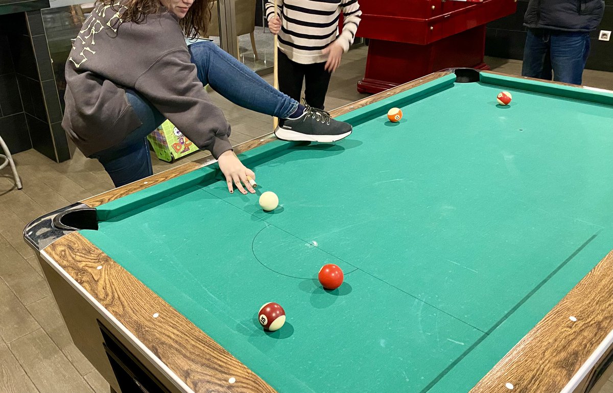 Jugando con estilazo.
Porque si no sabes jugar bien lo mejor es hacer poses raras y marcharte del local antes de que te puedan reconocer una próxima vez.