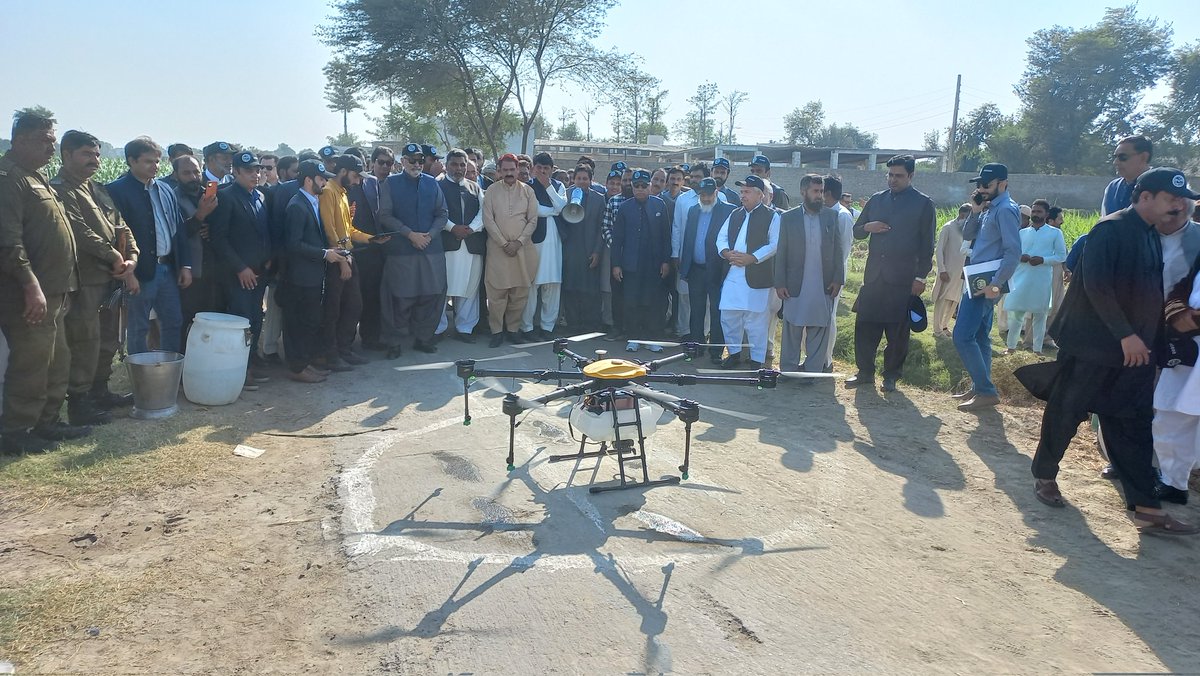 c4pagri's tweet photo. Worthy Vice Chancellor PMAS-UAAR with Agriculture Minister Punjab Syed Hussain Jahania Gardezi for the demonstration of Precision Agriculture Technologies at Baba Jee Zarri Farm Teshil Depalpur, District Okara.
#PMAS_UAAR #ddsdp #precisionagriculture #smart_farming https://t.co/FtBmztIp5I
