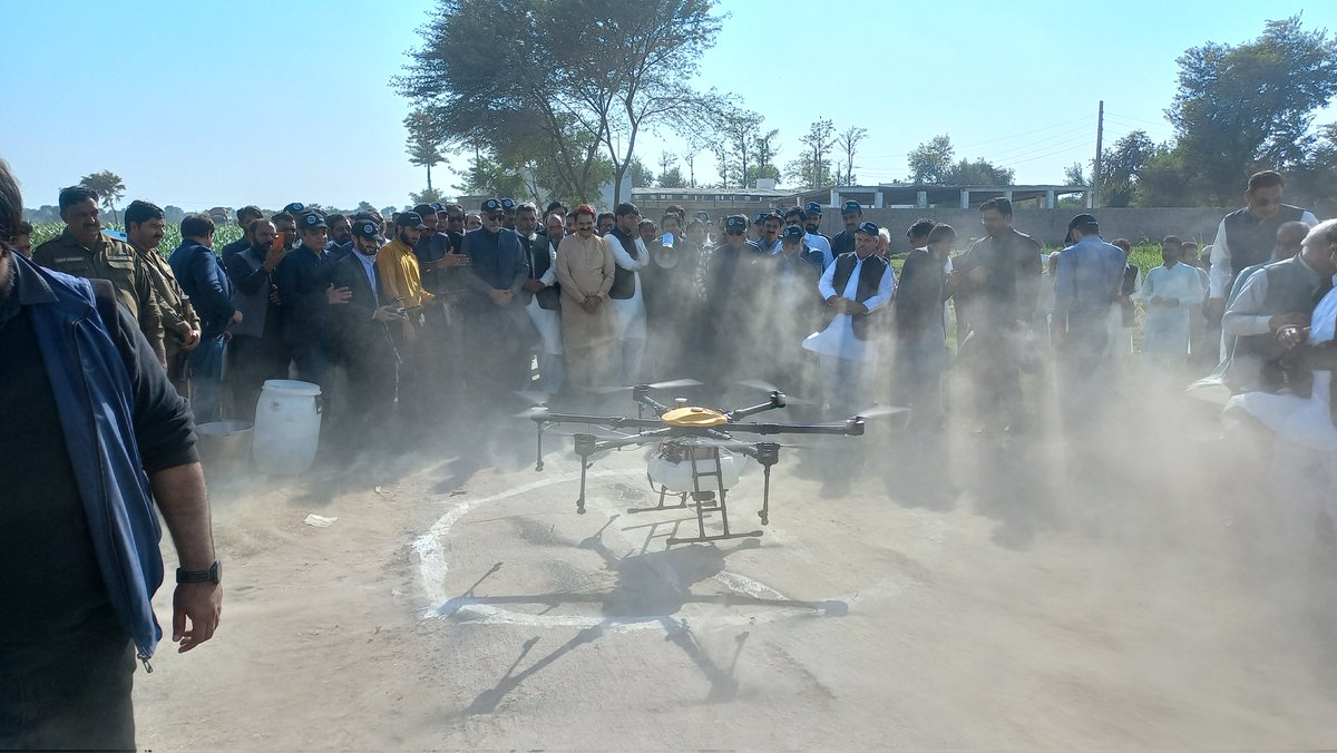 c4pagri's tweet photo. Worthy Vice Chancellor PMAS-UAAR with Agriculture Minister Punjab Syed Hussain Jahania Gardezi for the demonstration of Precision Agriculture Technologies at Baba Jee Zarri Farm Teshil Depalpur, District Okara.
#PMAS_UAAR #ddsdp #precisionagriculture #smart_farming https://t.co/FtBmztIp5I