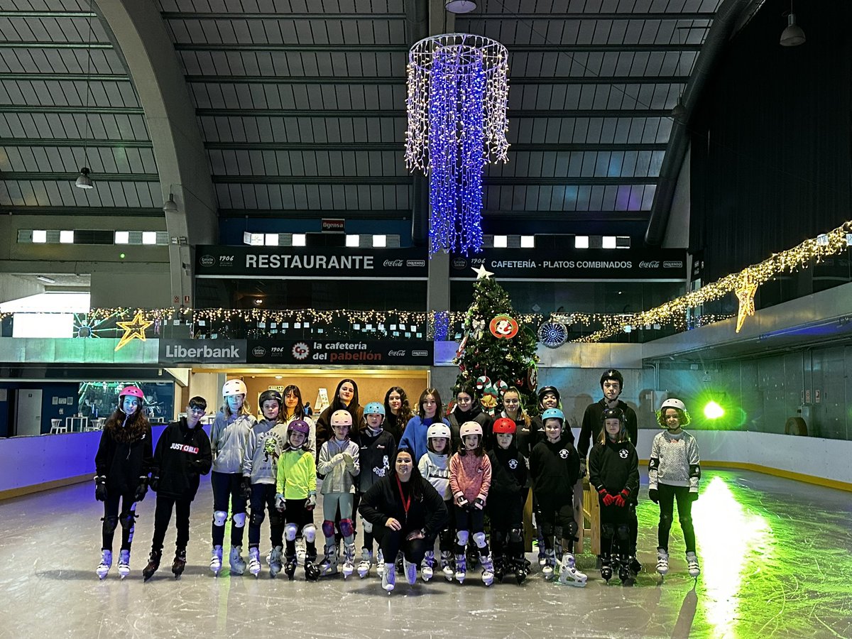 patina_b's tweet photo. Ultimo dia de entrenamiento en el hielo!!! Hasta el próximo año pequeños gigantes del freestyle!!! https://t.co/PO1flzVumi