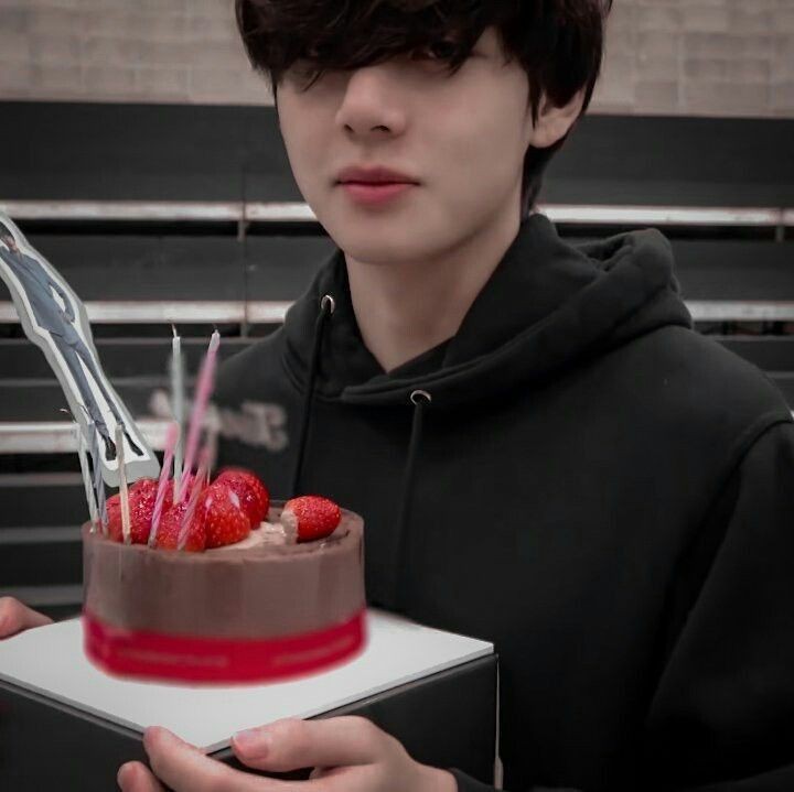 Aram_bts7's tweet photo. HAPPY V Day😍💜
# HAPPYVDAY
# HappyBirthday Taehyung
# TAEHYUNGDAY https://t.co/Y480FdisD6