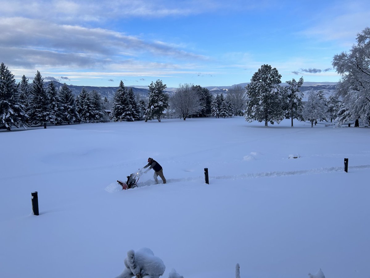 bouldergrounds's tweet image. 7” of wet snow up here at Boulder CC.