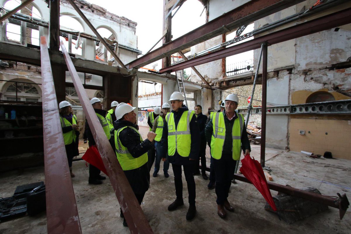 Pablo_Zuloaga's tweet photo. Las obras del Palacio Jaime del Amo en Suances avanzan a buen ritmo. Recuperamos el valor artístico de una edificación emblemática del municipio, abandonado durante décadas, para llevar la cultura a todo el territorio y convertirlo en un nuevo referente de Cantabria. https://t.co/UYHaPwKgrU