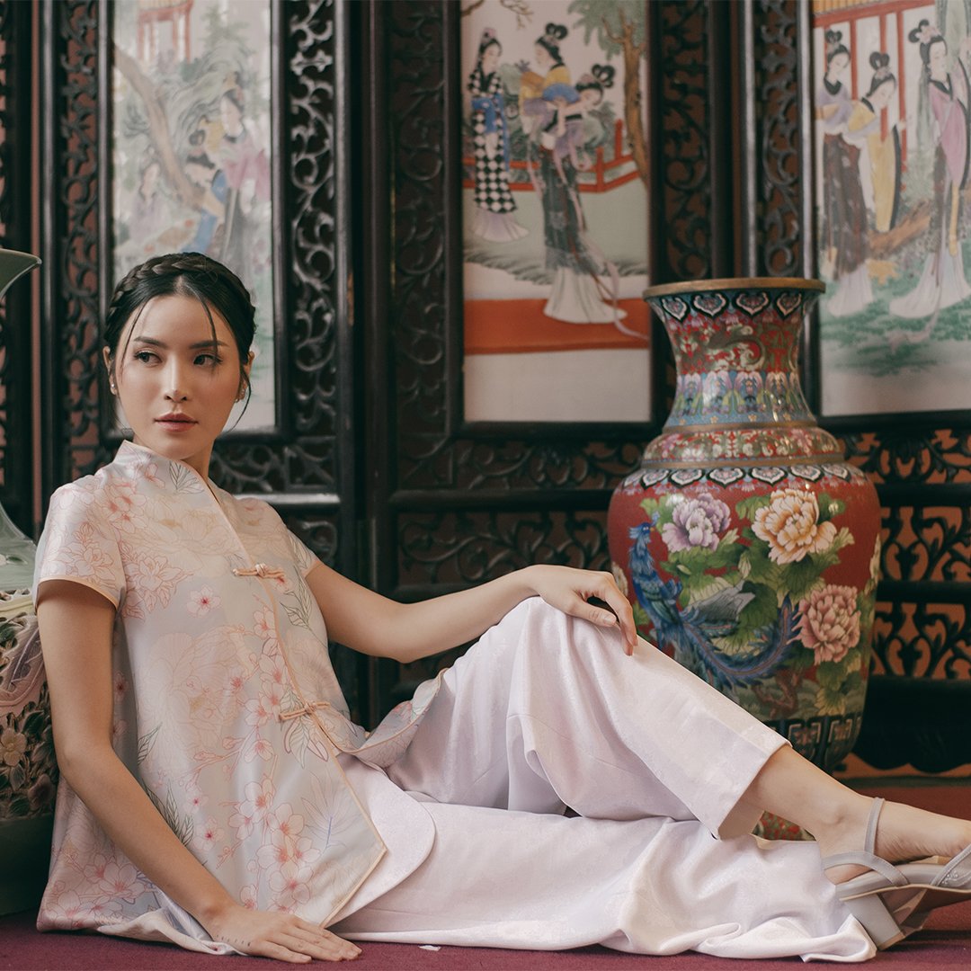 esye_official's tweet photo. #CNY23 Collection >> "#Minzu" 🍊🍊

A sweet, elegant and charming stylish wrinkle-free top with idyllic watercolor floral prints, modern Mandarin collar and cascading ruffles that is perfect for visiting friends and family this CNY!

Style: Misty Top

Now at METRO Paragon. https://t.co/5mLcCbaWz9