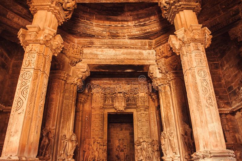 Syl / El destino 🪶 (@sylverarialdi) on Twitter photo Charles dice que es importante volver a los orígenes. Por eso estamos aquí, en el templo de Kali. No he podido evitar llorar al ver de nuevo a <a href="/CleoPatra_xDD/">Cleo_Patra</a> y a Cedric. Siguen buscando una forma de traer de vuelta a nuestros amigos. Más os vale que volvamos a vernos pronto. Charles dice que es importante volver a los orígenes. Por eso estamos aquí, en el templo de Kali. No he podido evitar llorar al ver de nuevo a <a href="/CleoPatra_xDD/">Cleo_Patra</a> y a Cedric. Siguen buscando una forma de traer de vuelta a nuestros amigos. Más os vale que volvamos a vernos pronto.