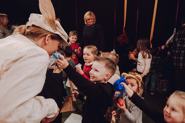 If you are looking for something to do this Saturday, look no further! There is availability for our Tale Trail to Wonderland performances at 11.15 and 1.00. Designed for 3 -5 year olds this is a fantastic immersive experience for younger audiences.  bit.ly/3jEAAdF