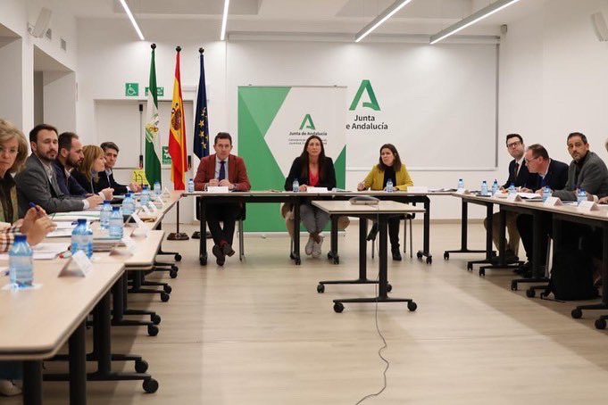loleslopez's tweet photo. Hemos analizado los #PresupuestosAND23, que crecen un 14,3%, y que nos ha permitido tomar medidas de ayuda a las familias andaluzas en este momento de inflación disparada, como la subida del 45% de media de la #RMISA y el complemento a las pensiones no contributivas que suben  9% https://t.co/y8qIUz744H