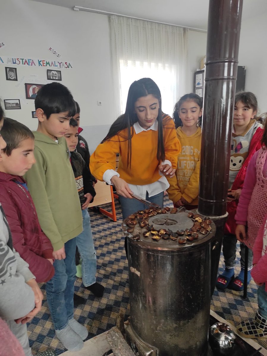 LcubukK's tweet photo. Yılın son kestanesi keyifle yapıldı. 🌰 ☺️🌸 
@bingolmem 
@halilyucel6060 
@KarliovaMEM 
@Maliyldz12 
@emrahdemrbag23 https://t.co/jGeKdiJ2du