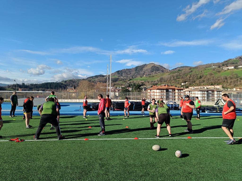 ArchillaCesar's tweet photo. #DesarrolloRugby | Curso de Entrenadores @worldrugby 1 de @euskadirugby  

La Federación Vasca ha realizado en esta última semana del año la formación en euskera de sus entrenadores en colaboración con la Escuela @ferugby https://t.co/LkI9Ykb2Mx