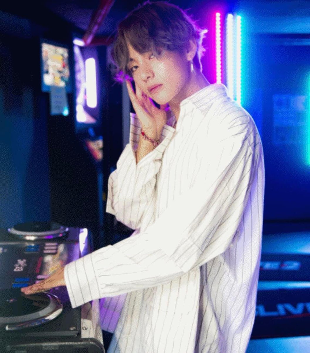 bw1ngle's tweet photo. #HAPPYVDAY
#HappyBirthdayTaehyung
#가장따뜻한12월의봄_태형
#태형이의_뷔티풀데이즈 
#TAEHYUNGDAY
love you so much 🫶 this is my fifth time celebrating your birthday and hope we can stay together for at least 50 years 💜 @BTS_twt https://t.co/OpM5IiC4Pd