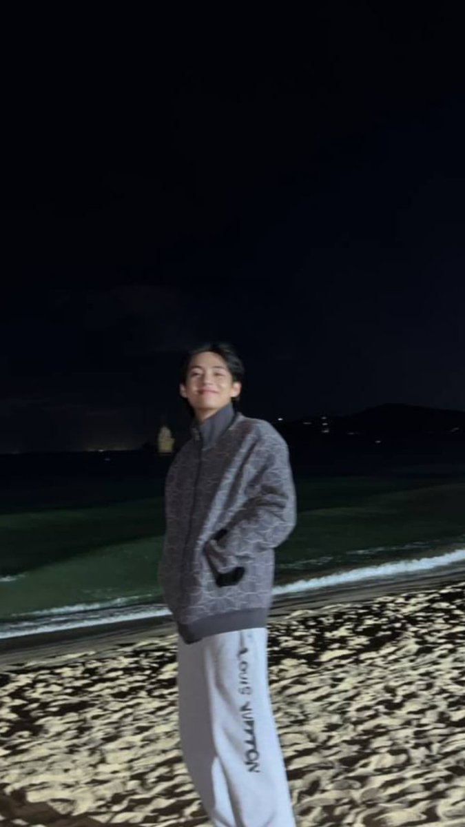 Lilmeomeo_'s tweet photo. 𝑯𝒂𝒑𝒑𝒚 𝒃𝒊𝒓𝒕𝒉𝒅𝒂𝒚 𝒌𝒊𝒎 𝑻𝒂𝒆𝒉𝒚𝒖𝒏𝒈🐻ᥫ᭡
[𝟹𝟶.𝟷𝟸]✨
𝑻𝒉𝒂𝒏𝒌 𝒚𝒐𝒖 𝒇𝒐𝒓 𝒎𝒂𝒌𝒊𝒏𝒈 𝒎𝒚 𝒍𝒊𝒇𝒆 𝒃𝒆𝒕𝒕𝒆𝒓 𝒂𝒏𝒅 𝒔𝒉𝒊𝒏𝒊𝒏𝒈♡🎂

#뷔생일ㅊㅋ #V #뷔 #초코찐빵 #태태케이크 #HappyBirthdayV #VDAY #HAPPYVDAY https://t.co/Q6zndFhX5o