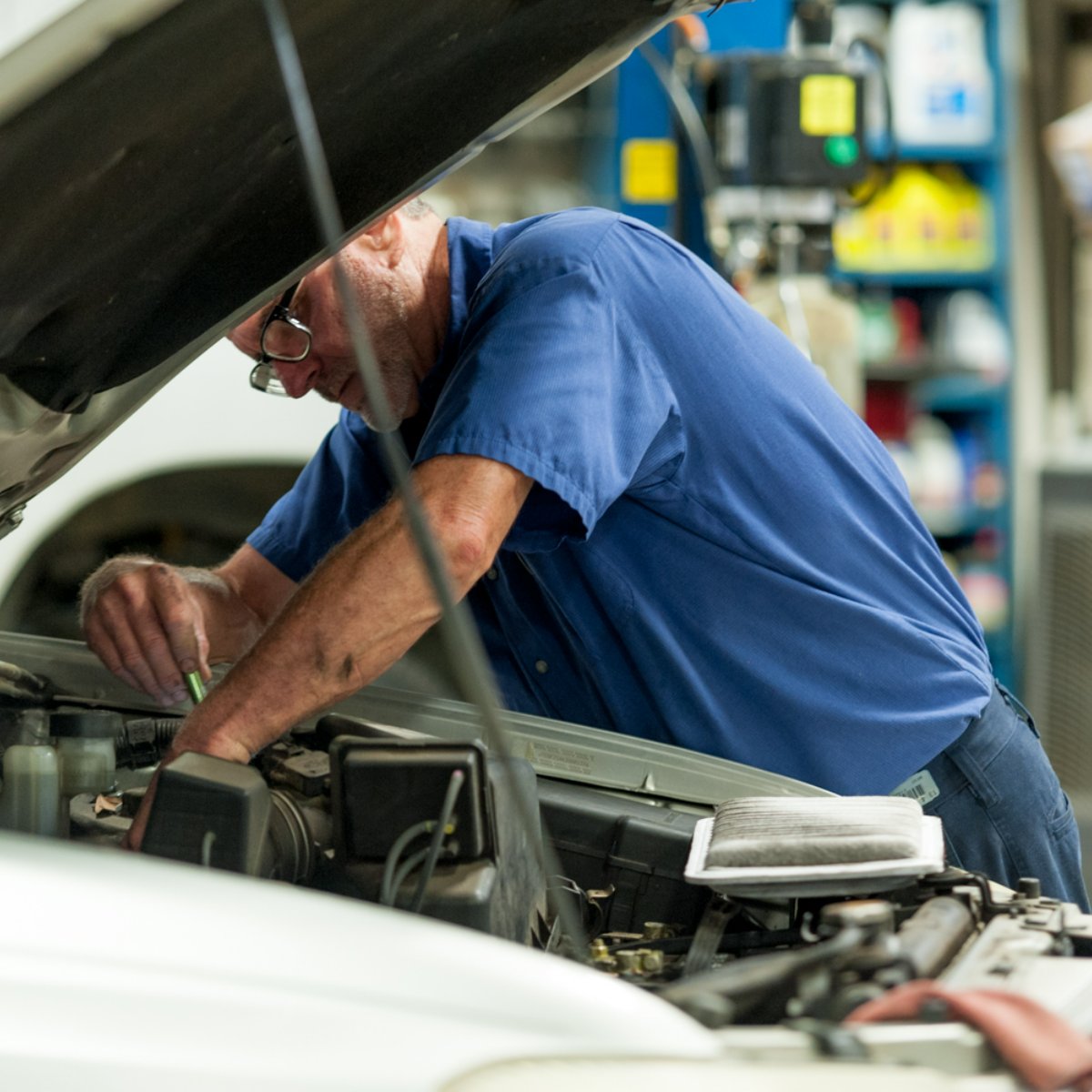 awbench's tweet image. Drive into the new year with peace of mind. If there’s anything going on with your vehicle, we’ll find it and fix it.