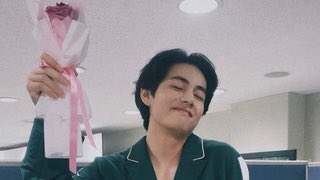 Sarah39513's tweet photo. #HappyBirthdayTaehyung
#HappyBirthdayV 
Feliz cumpleaños para el principe 🌼
Con la cara más Linda de Tata mic❤🥰 https://t.co/iMRDttnRSL