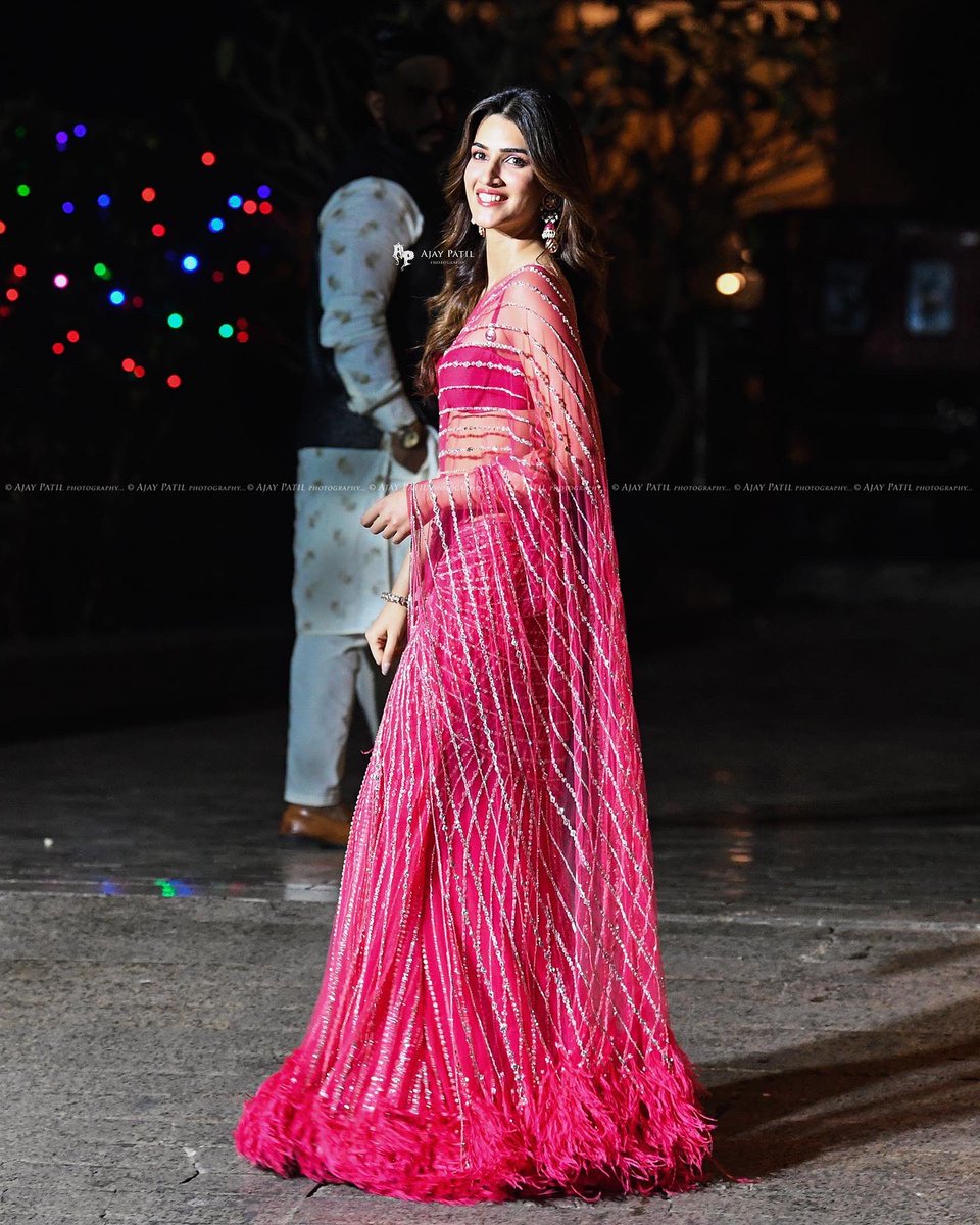 💖🦩 @kritisanon x #AjayPatilPhotography #KritiSanon #kriti #kritisanonhot #kritisanonxpool #pinksaree #SareeTwitter #sareelove #sareeblouse #sareelovers #backless