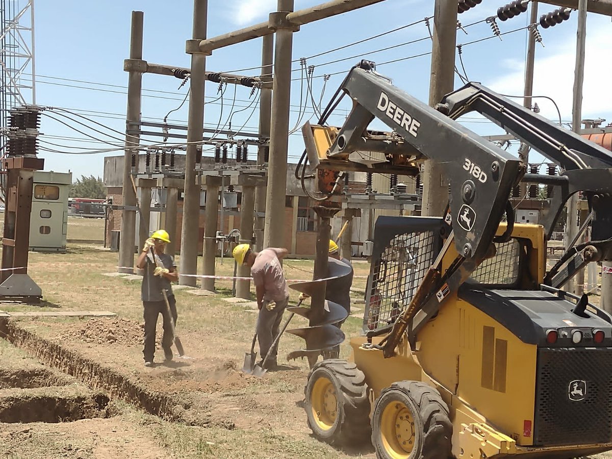 estferri's tweet photo. ✔️Comenzaron las obras para la disposición del tendido de una línea de energía eléctrica desde la estación transformadora de la empresa Dreyfus, única para nuestra localidad.💡⚡👷🏻‍♂️ https://t.co/wOpTP6MaNj