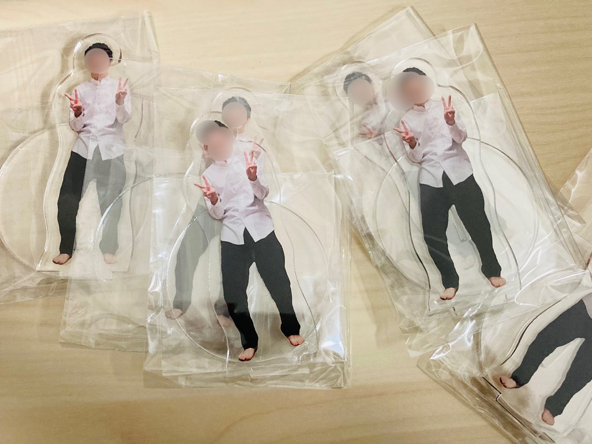 「誕プレのお返し用に作った自分アクスタが無事完成しました。あほすぎて最高。あとは配」|wakuta│イラストレーターのイラスト