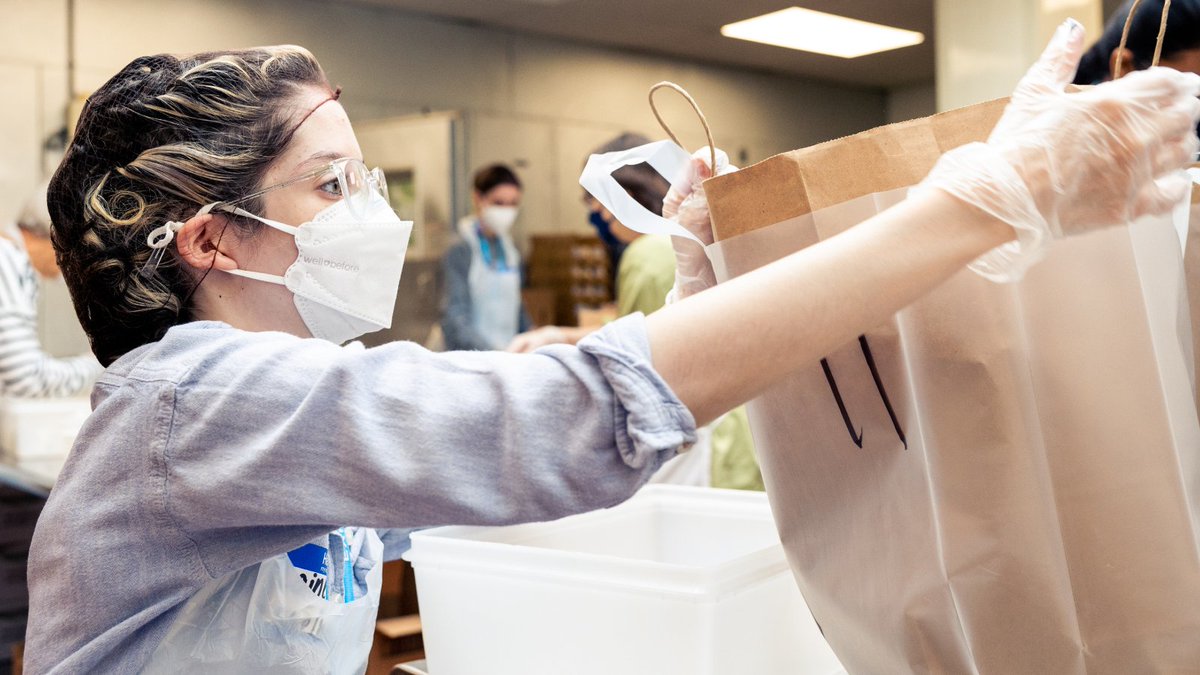 EXPLOLive's tweet photo. EXPLO Summer Programs offer 50+ courses and electives as well as a variety of weekend field trips, like this trip to @CommunityServ, where Pre-College students packed meals for those in need. #EXPLO #EXPLOSummer #SummerProgram #GivingBack #CommunityServ https://t.co/OHLUBg0sHq