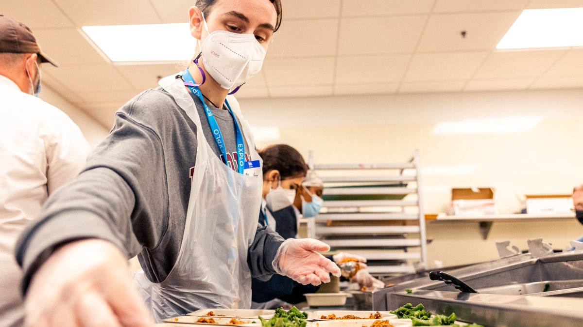 EXPLOLive's tweet photo. EXPLO Summer Programs offer 50+ courses and electives as well as a variety of weekend field trips, like this trip to @CommunityServ, where Pre-College students packed meals for those in need. #EXPLO #EXPLOSummer #SummerProgram #GivingBack #CommunityServ https://t.co/OHLUBg0sHq