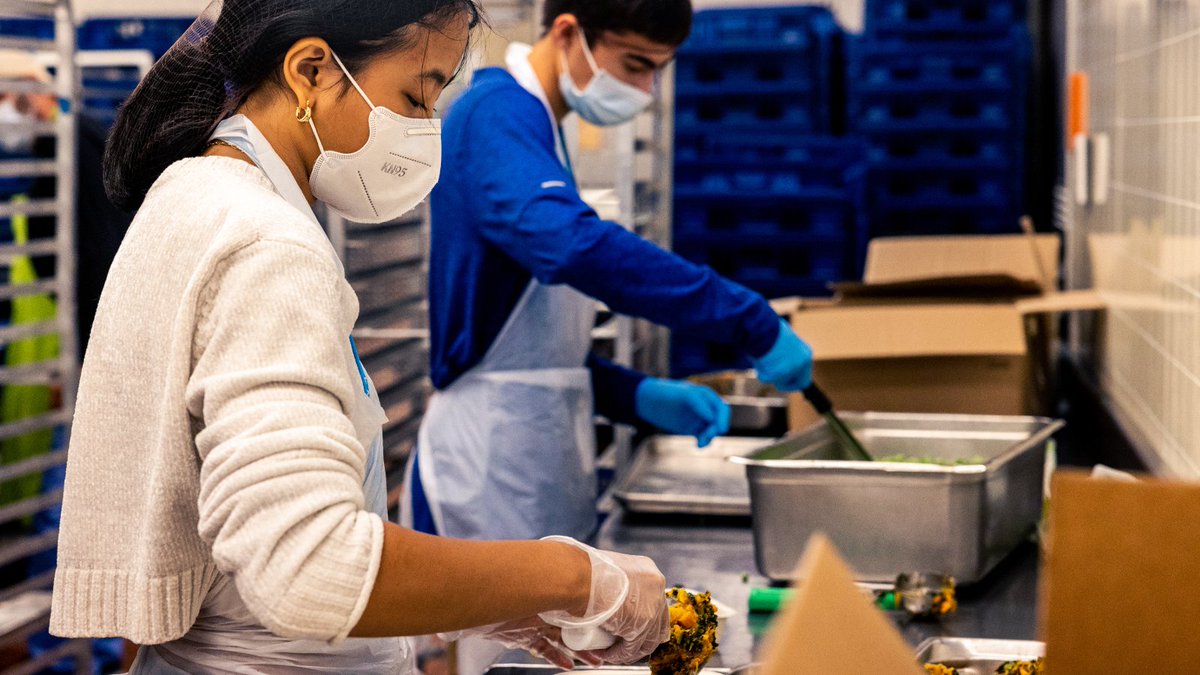 EXPLOLive's tweet photo. EXPLO Summer Programs offer 50+ courses and electives as well as a variety of weekend field trips, like this trip to @CommunityServ, where Pre-College students packed meals for those in need. #EXPLO #EXPLOSummer #SummerProgram #GivingBack #CommunityServ https://t.co/OHLUBg0sHq